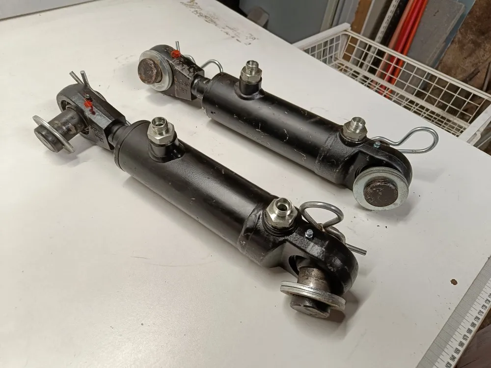 Hydrauliikkasylinterit 2kpl  pakkeriin / Rol-Ex lautasmuokkaimeen