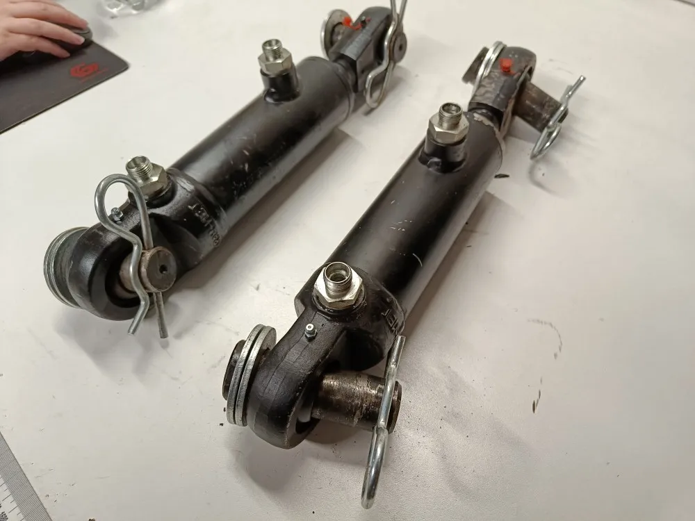Hydrauliikkasylinterit 2kpl  pakkeriin / Rol-Ex lautasmuokkaimeen