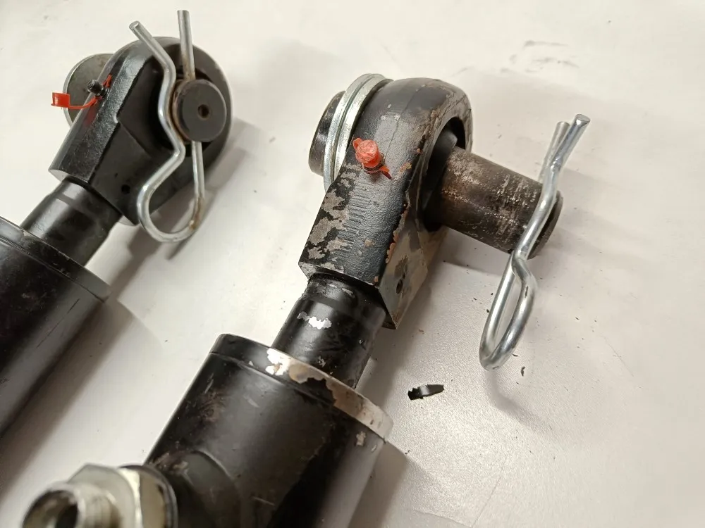 Hydrauliikkasylinterit 2kpl  pakkeriin / Rol-Ex lautasmuokkaimeen
