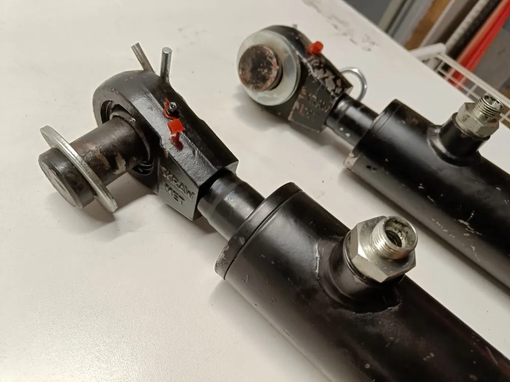 Hydrauliikkasylinterit 2kpl  pakkeriin / Rol-Ex lautasmuokkaimeen