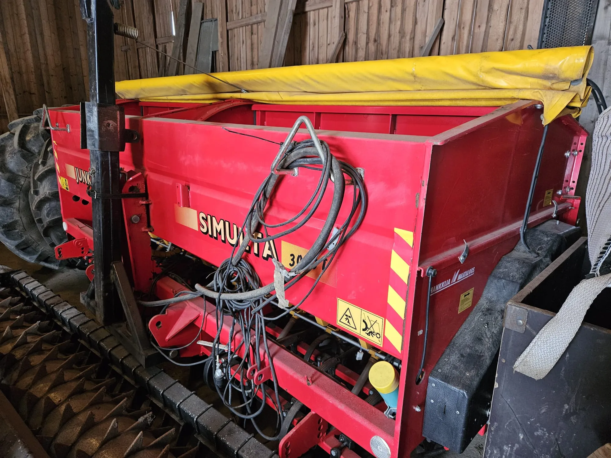 Junkkari Simulta 3000T / kylvölannoitin kiekkovantaat takana