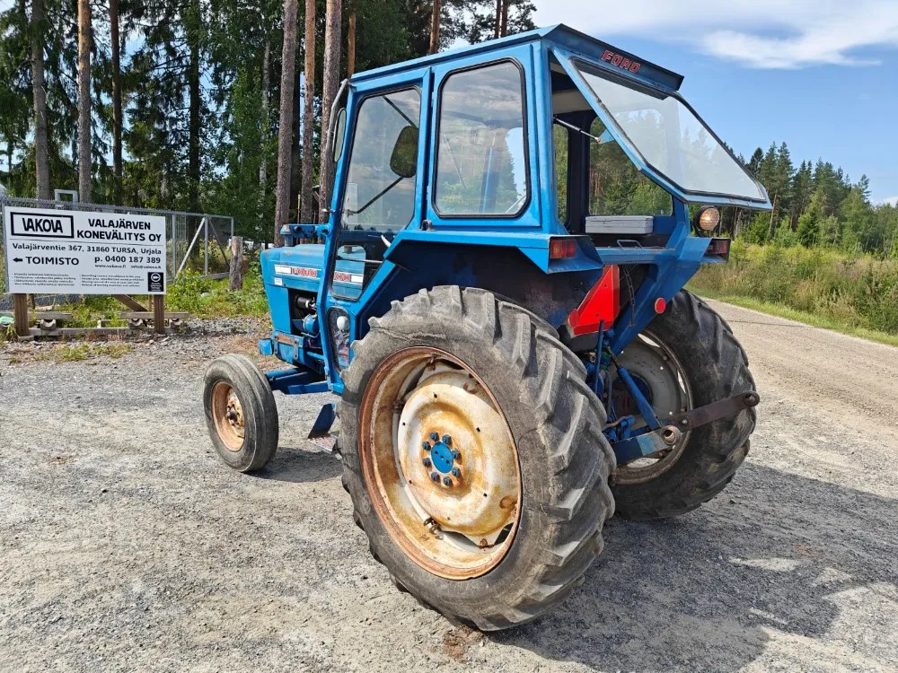 Ford 5000 traktori alkuperäiskuntoinen / Hara hytillä ja paljon hydrauliikkaa!