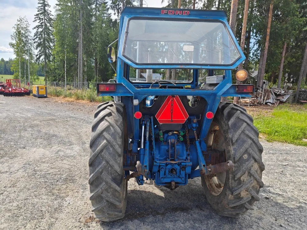 Ford 5000 traktori alkuperäiskuntoinen / Hara hytillä ja paljon hydrauliikkaa!