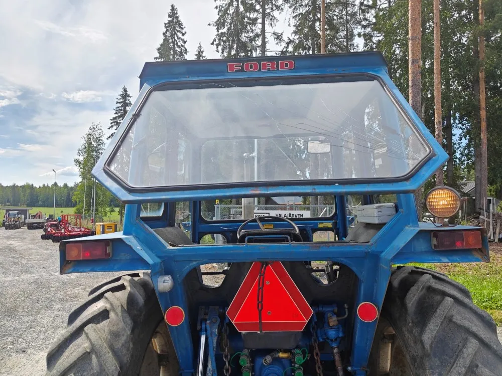 Ford 5000 traktori alkuperäiskuntoinen / Hara hytillä ja paljon hydrauliikkaa!