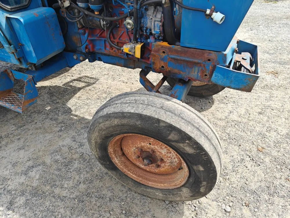 Ford 5000 traktori alkuperäiskuntoinen / Hara hytillä ja paljon hydrauliikkaa!