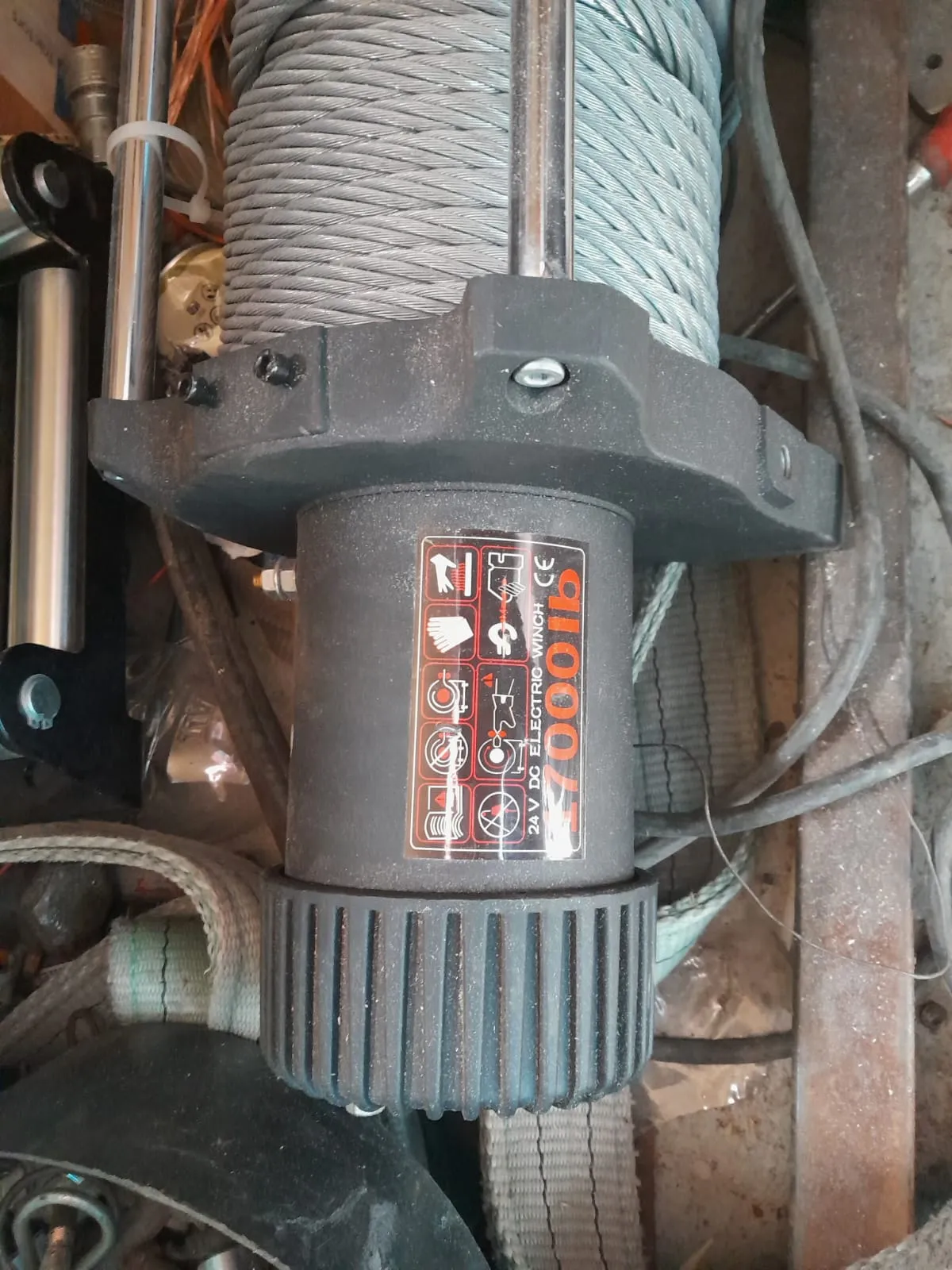 Vinssi sähkökäyttöinen / käyttämätön / n. 7700kg 24 volttia